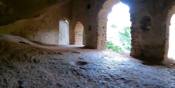 Турист случайно обнаружил древнее сооружение, которое не смогли объяснить ученые