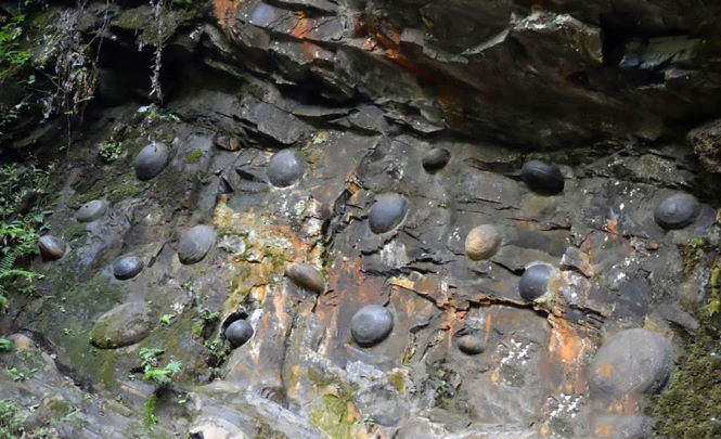 Тайна китайской горы, извергающей каменные яйца