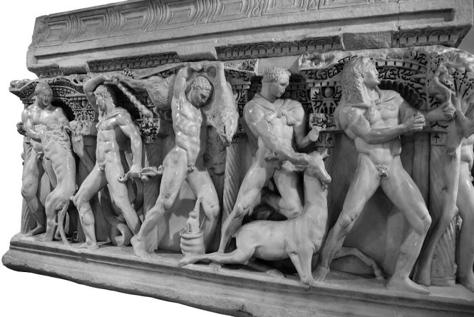 История древнего саркофага изображающего 12 подвигов Геракла