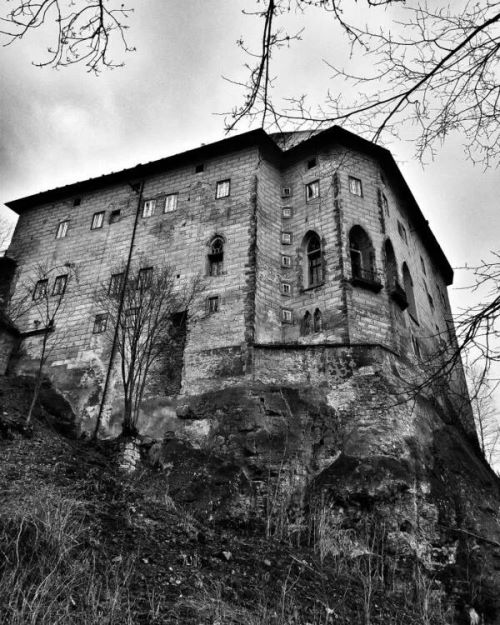 Жуткая история замка Гоуска, готической крепости, построенной, чтобы закрыть "врата в ад"