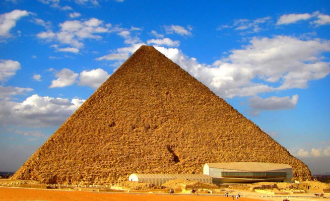 Египетская пирамида-линза, блеск которой был виден даже с Луны