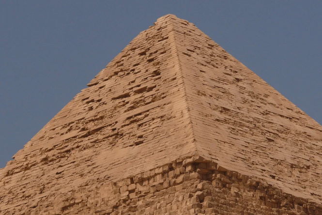 Египетская пирамида-линза, блеск которой был виден даже с Луны