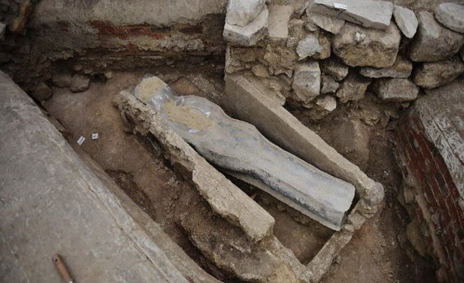 Загадочный саркофаг, найденный в Нотр-Дам, вскроют