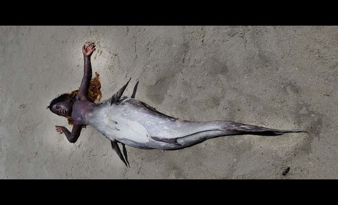 Странное вирусное видео якобы показывает русалку, выброшенную на берег на пляже