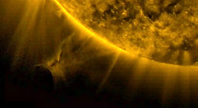 Опять появился огромный сферический НЛО высасывающий энергию из нашего Солнца