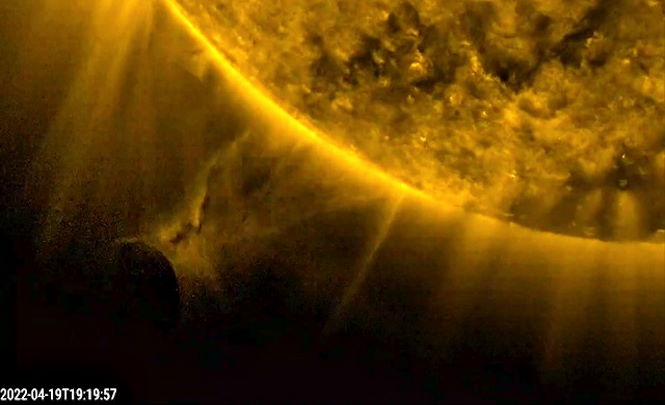 Опять появился огромный сферический НЛО высасывающий энергию из нашего Солнца