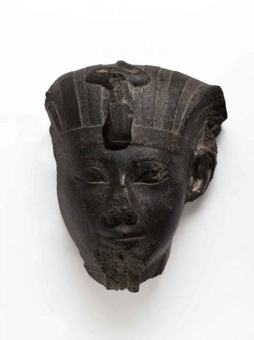 Почему у статуй египетских фараонов отломаны носы?