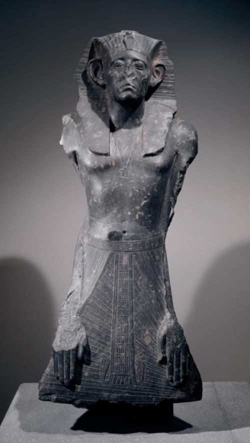 Почему у статуй египетских фараонов отломаны носы?