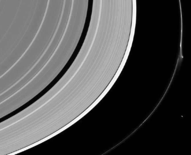 На кольцах Сатурна замечен странный объект. Это инопланетный корабль?