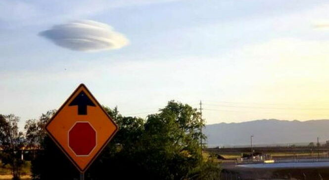 Огромный НЛО прячется в облаках над Южной Калифорнией