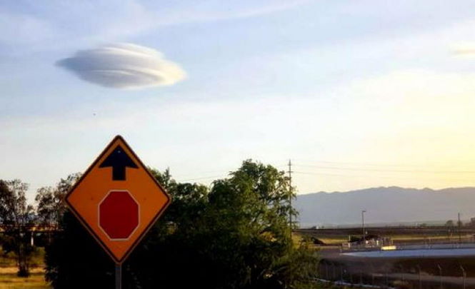 Огромный НЛО прячется в облаках над Южной Калифорнией