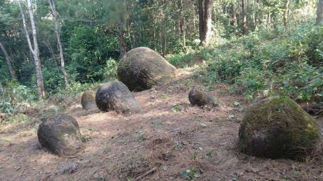 В Индии были найдены загадочные гигантские каменные кувшины, точное назначение которых никому не известно
