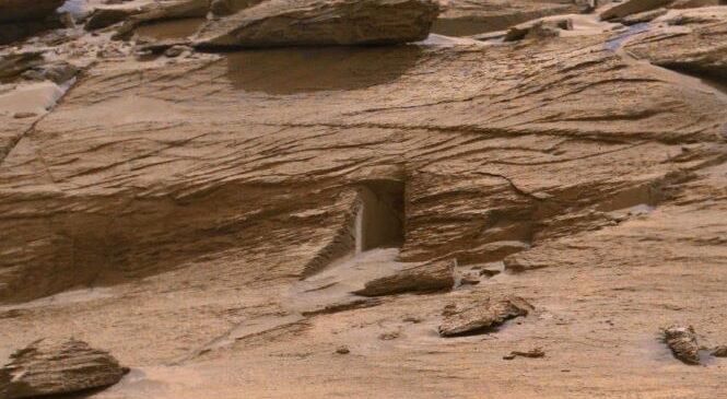 На Марсе ученые нашли рукотворный объект, который похож на «вход в храм». Разбираемся что это