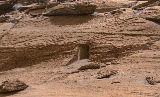 На Марсе ученые нашли рукотворный объект, который похож на "вход в храм". Разбираемся что это