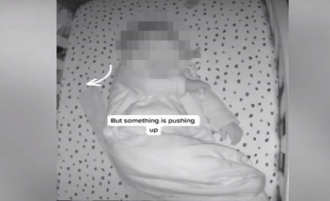 Радионяня зафиксировала рядом со спящим ребенком странную аномалию
