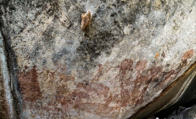 Жуткие фигуры с гигантскими головами обнаружены нарисованными в скальном убежище в Танзании