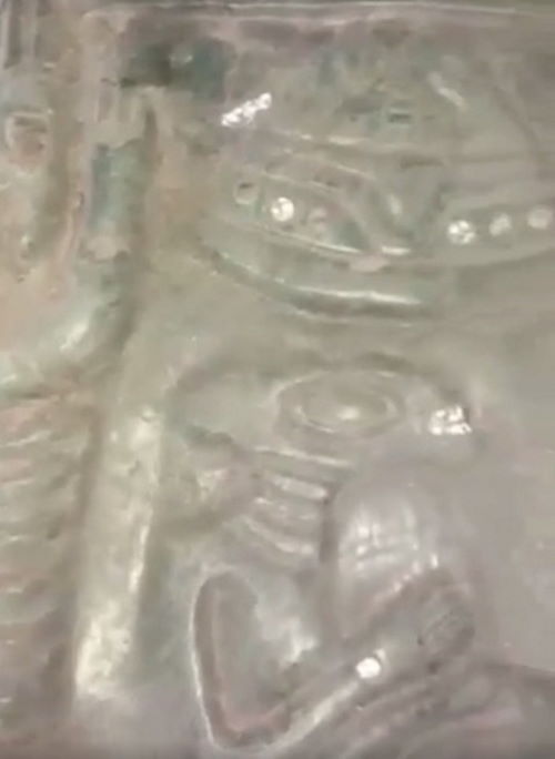 В Мексике нашли древние артефакты с изображениями инопланетян и "летающих тарелок"