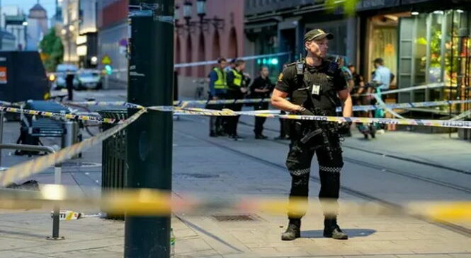 Теракт в Норвегии: 2 человека погибли и 22 ранены во время стрельбы в Осло возле гей-бара — парад гордости отменен