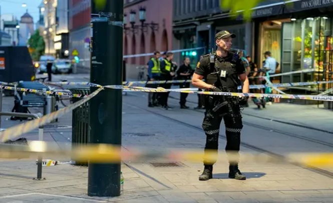 Теракт в Норвегии: 2 человека погибли и 22 ранены во время стрельбы в Осло возле гей-бара - парад гордости отменен