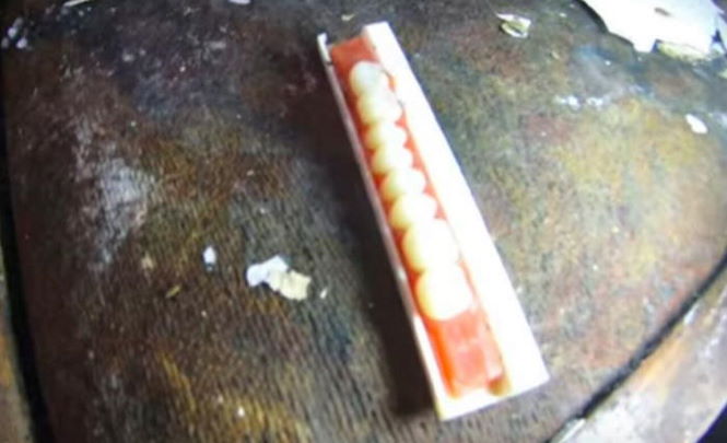 Блогер нашел ящик зубов в заброшенном здании