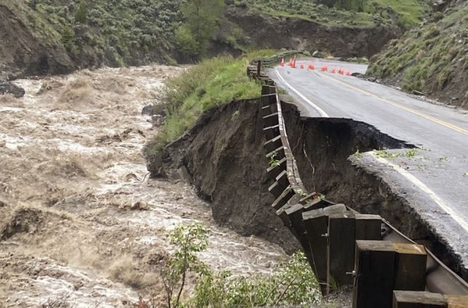 Массовые наводнения в Йеллоустоуне уничтожают дороги и мосты