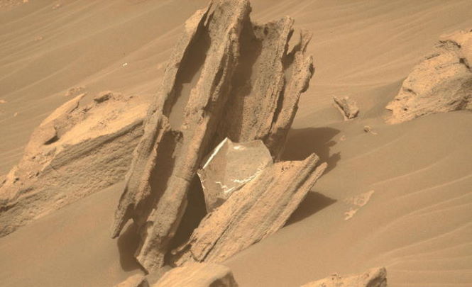 Марсоход обнаружил серебристый инопланетный объект