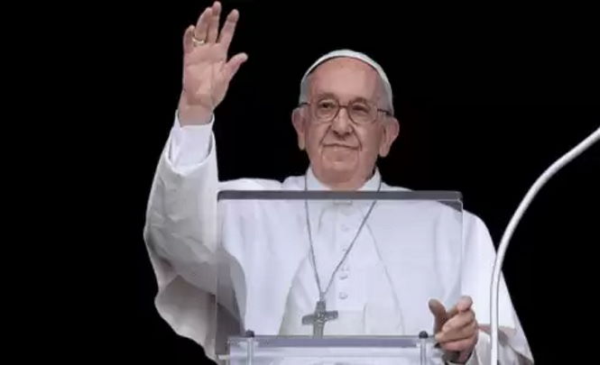 В Рим срочно слетелись кардиналы и журналисты. Говорят, что Папа вот-вот объявит об отречении.