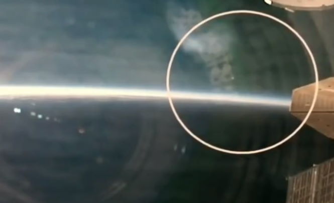 НЛО на земной орбите в прямой трансляции с борта МКС