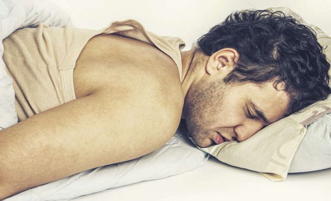 Неврологи выяснили, что сон при свете повышает риск развития ожирения