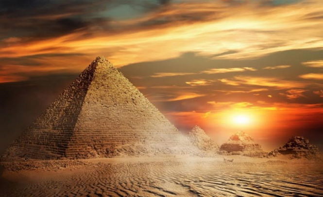 Великая пирамида Гизы является неуместным сооружением