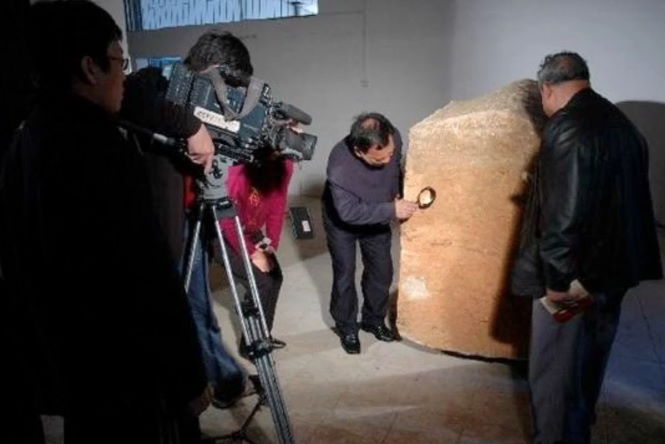Рядом с 400-летней гробницей в Китае найдено доказательство путешествий во времени?