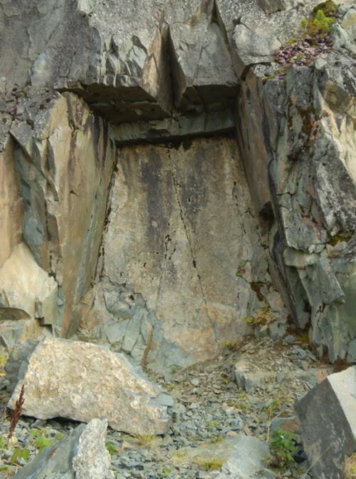 Необычные древние выемки в скалах. Куда они ведут и какие тайны могут скрывать?