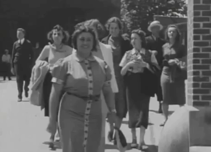 На видео 1938 года попала путешественница во времени, которая разговаривала по мобильному телефону?