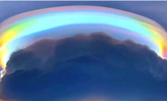 Странное облако цвета радуги удивило жителей Хайкоу в Китае