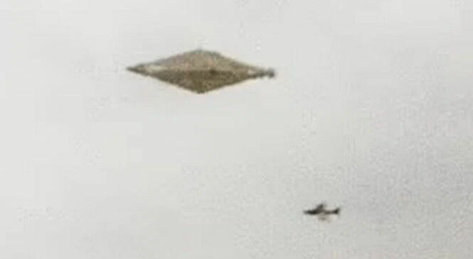Сенсационное фото НЛО рядом с истребителем, засекреченное 32 года назад, впервые опубликовано