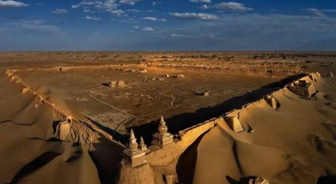 Руины «Черного города» посреди пустыни Гоби