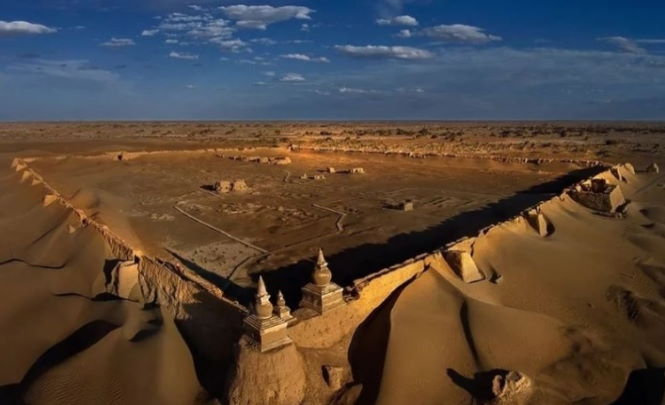 Руины "Черного города" посреди пустыни Гоби