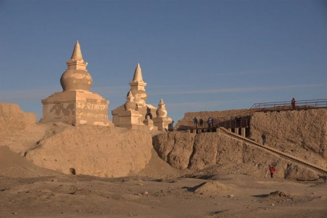 Руины "Черного города" посреди пустыни Гоби