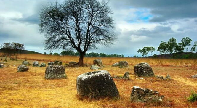 Врытые в землю гигантские каменные кувшины обнаружены в Индии