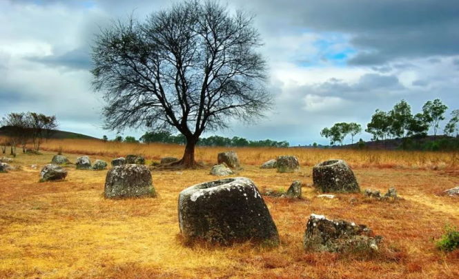 Врытые в землю гигантские каменные кувшины обнаружены в Индии
