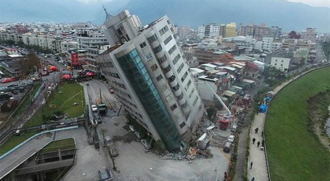 Землетрясение на Тайване: рухнувшие здания и обвалившиеся мосты