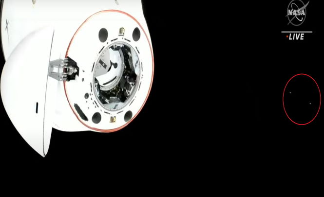 Во время отстыковки SpaceX Crew 4 от МКС появилось несколько НЛО