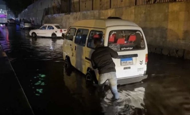 Сильные грозы и град обрушились на Египет, вызвав сильные наводнения и перебои с движением транспорта в Каире (видео)