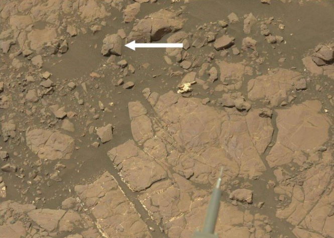 Марсоход Curiosity сфотографировал древнюю статую головы на Марсе