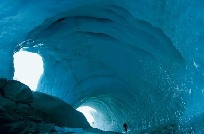 Гигантскую пещеру обнаружили в Антарктиде