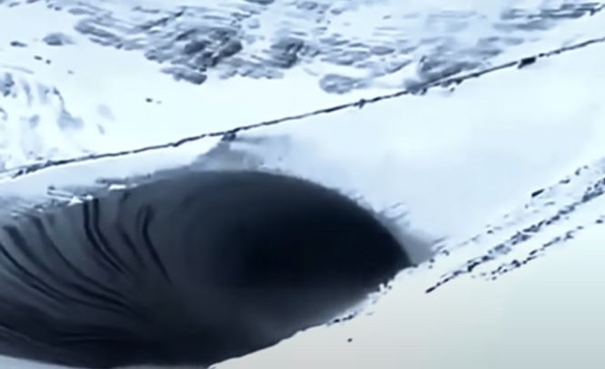 Гигантскую пещеру обнаружили в Антарктиде