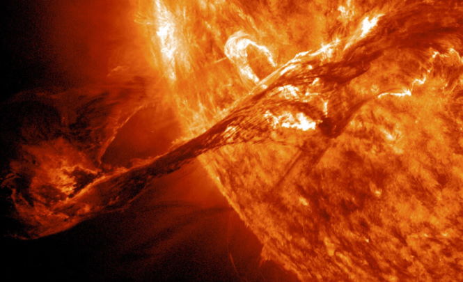Солнечный выброс проделал «трещину» в магнитном поле Земли