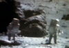 Астронавты Аполлона-16 исследуют монумент на Луне