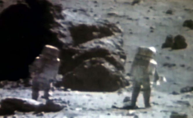 Астронавты Аполлона-16 исследуют монумент на Луне