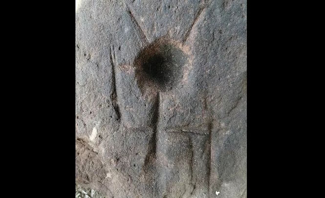 Таинственный рисунок на камне поставил в тупик английских археологов